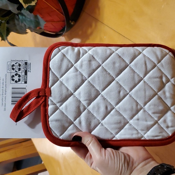 NWOT ❤️ Holiday Host gift!!🖤 Kitchen/Potholder Set 🎁 🍪 Great gift!! 💚🖤🤍❤️ - Picture 2 of 4